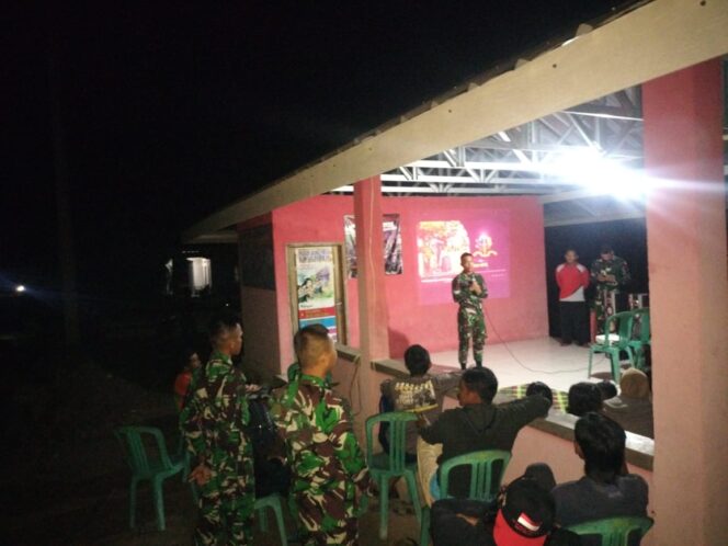 
 Satgas TMMD ke 119 Kodim 0432 Bangka Selatan menggelar nonton bersama (Nobar) tentang rekrutmen TNI dengan masyarakat di Dusun Jelemu Desa Tepus Kecamatan Airgegas, Senin 4 Maret 2024. (Foto: istimewa)