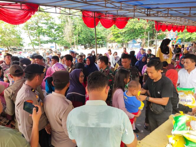 
 Pangan Murah Pemkab Bangka Selatan yang dilaksanakan di Pantai Laut Nek Aji Toboali pada Rabu pagi 6 Maret 2024 diserbu masyarakat. (Foto: istimewa)