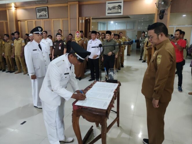 
 Lantik 11 Pj Kades, Bupati Riza Minta Berikan Pelayanan Terbaik Kepada Masyarakat