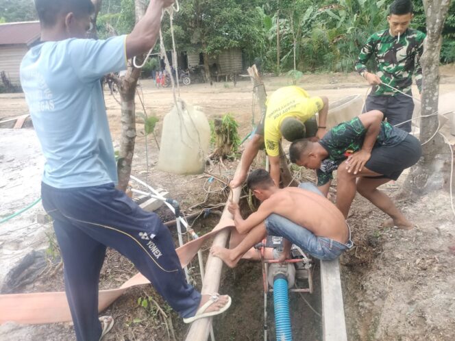 
 Personel Satgas TMMD Kodim 0432 Bangka Selatan bersama masyarakat melakukan pemasangan cincin gorong-gorong sumber air bersih di Dusun Ketiak dan Gombak Desa Tepus Kecamatan Airgegas, Senin 11 Maret 2024. (Foto: istimewa).