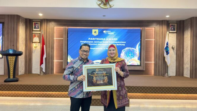 
 Wakil Bupati Bangka Selatan, Debby Vita Dewi menerima penghargaan Paritrana Award 2024 yang diserahkan langsung oleh Kepala BPJS Ketenagakerjaan Provinsi Kepulauan Bangka Belitung, Kamis 28 Maret 2024. (Foto: Dok.Diskominfo Bangka Selatan)