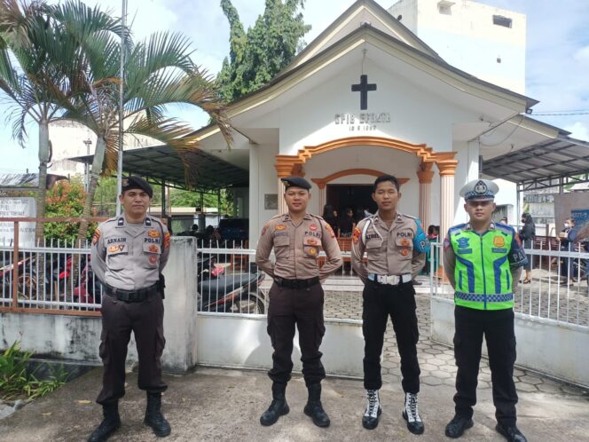 
 Personel Polres Bangka Selatan dan Polsek Jajaran melakukan pengamanan perayaan kenaikan Isa Almasih dan hari paskah di gereja, Jumat 29 Maret 2024. (Foto: istimewa)