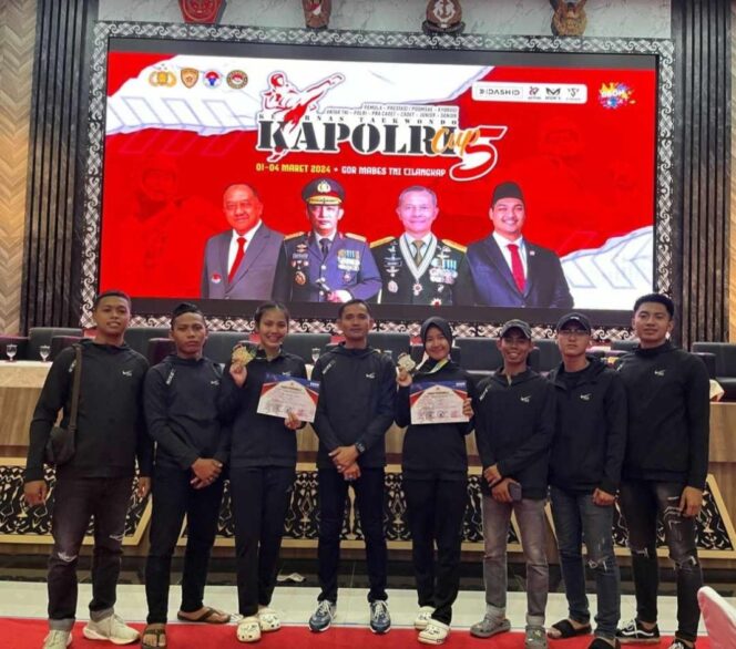 
 Kontingen Polda Bangka Belitung berhasil memuncaki klasemen sementara Kejuaraan Nasional Taekwondo Kapolri Cup 2024 kelas TNI-Polri dengan Raihan duda medali. (Foto: istimewa/dok.humas Polda Babel)