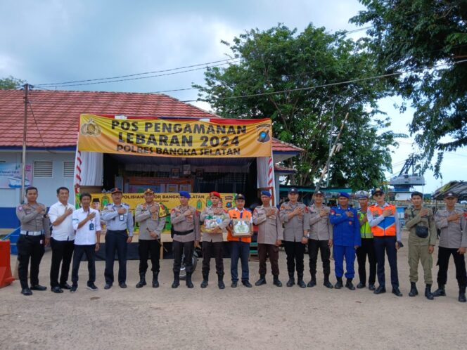 
 Kapolres Bangka Selatan, AKBP Trihanto Nugroho didampingi Wakapolres Kompol Hary Kartono melakukan pengecekan pos pengamanan dan pelayanan operasi ketupat Menumbing 2024, Senin 8 April 2024. (Foto: istimewa)