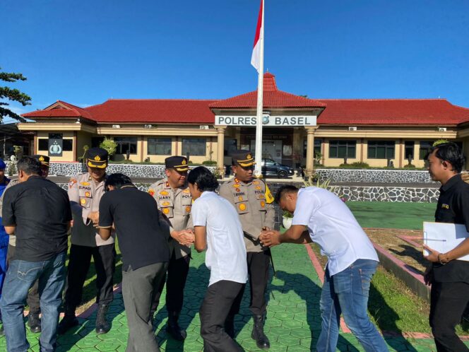 
 Polres Bangka Selatan menggelar halal bihalal Idul Fitri 1445 Hijriah di halaman Mapolres Bangka Selatan, Selasa 16 April 2024. (Foto: istimewa)