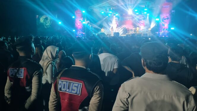 
 Personel Polres Bangka Selatan melakukan pengamanan malam puncak Event Basel Bekecak Festival di Basel Sport Center Toboali, Rabu malam 17 April 2024. (Foto: istimewa)