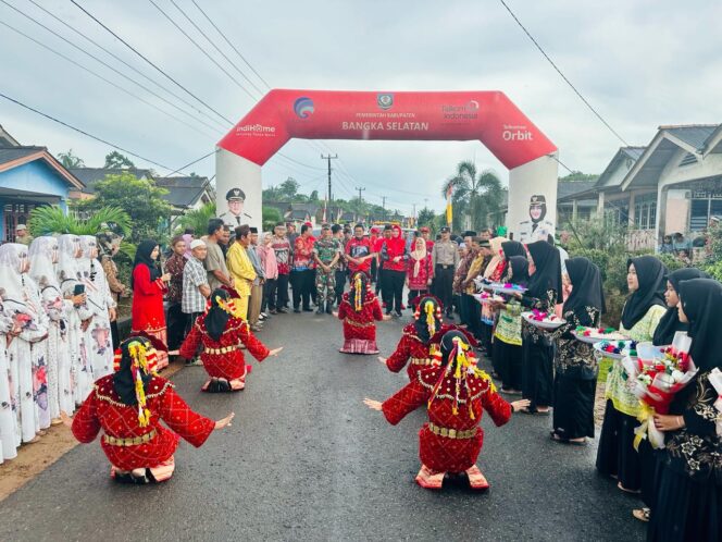 
 Kedatangan Bupati Bangka Selatan, Riza Herdavid dan Wakil Bupati Debby Vita Dewi beserta seluruh OPD disambut oleh masyarakat Desa Irat Kecamatan Payung, Jumat 19 April 2024. (Foto: istimewa)