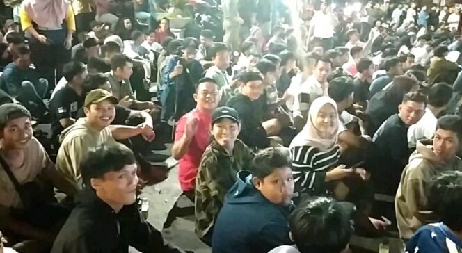 
 Bupati Bangka Selatan, Riza Herdavid duduk lesehan bersama ratusan masyarakat menyaksikan pertandingan semifinal Piala Asia U-23 Indonesia Vs Uzbekistan di kawasan Himpang Lime Habang Toboali, Senin malam 29 April 2024. (Foto: istimewa)