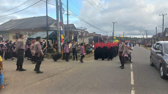 
 Personel Polres Bangka Selatan melakukan pengamanan Festival Telok Herujo HUT ke-21 Kabupaten Bangka Selatan, Selasa 30 April 2024. (Foto: istimewa)