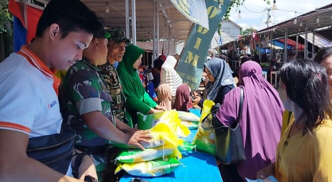 
 Kodim 0432 Bangka Selatan menggelar Bazar murah jelang hari Raya idul Fitri 1445 Hijriah, Selasa 2 April 2024. (Foto: Rusdi/babeltimes)