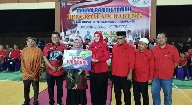 
 Bupati Bangka Selatan, Riza Herdavid didampingi Wakil Bupati Debby Vita Dewi menyerahkan bantuan 1000 buku ke perpustakaan Desa Irat Kecamatan Payung pada program Aik Bakung, Jumar malam 19 April 2024. (Foto: Rusdi/Babeltimes)