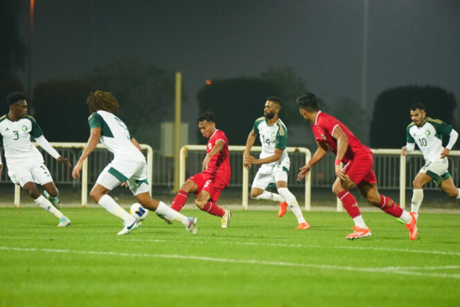 
 Pemain Timnas Indonesia U-23 mencoba Melawati hadangan pemain Arab Saudi dalam laga ujicoba yang berlangsung di The Sevens Stadium, Dubai, Jumar 5 April 2024. (Foto: Dok.PSSI)