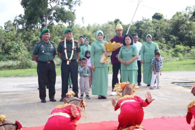 
 Tiba di Kodim 0432/Bangka Selatan, Letkol Arh Sebmy Setiawan disambut dengan tradisi satuan oleh personel Kodim. (Foto: Istimewa)