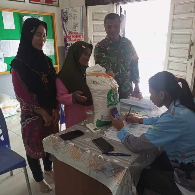 
 Babinsa Koramil 0432-02 Payung Kodim Bangka Selatan melakukan pendampingan pendistribusian bantuan pangan berupa beras kepada keluarga penerima manfaat di desa Sumber Jaya Permai, Kamis 16 Mei 2024. (Foto: istimewa)