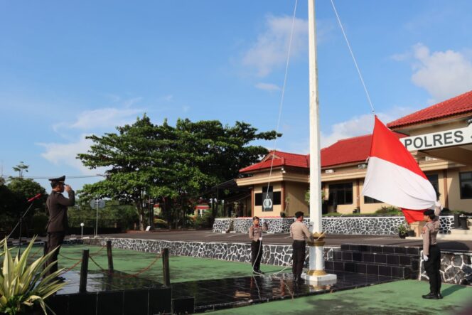 
 Polres Bangka Selatan menggelar upacara peringatan hari Kebangkitan Nasional tahun 2024 di lapangan Apel Mapolres Bangka Selatan, Senin 20 Mei 2024. (Foto: istimewa)