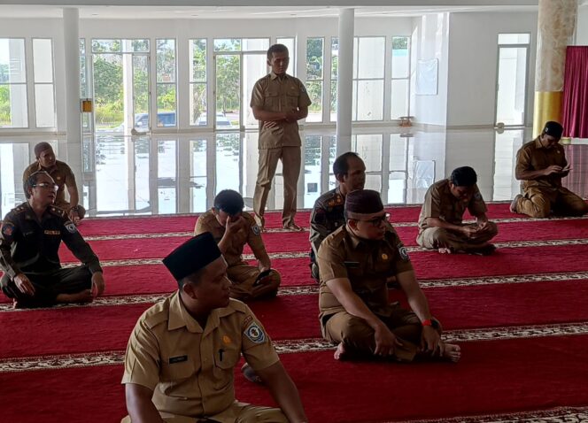 
 Pegawai Pemkab Bangka Selatan mengikuti kajian Duha Rutin di Masjid Agung Abdurrahman Pemkab Bangka Selatan, Senin 27 Mei 2024. (Foto: Dok.kominfo)