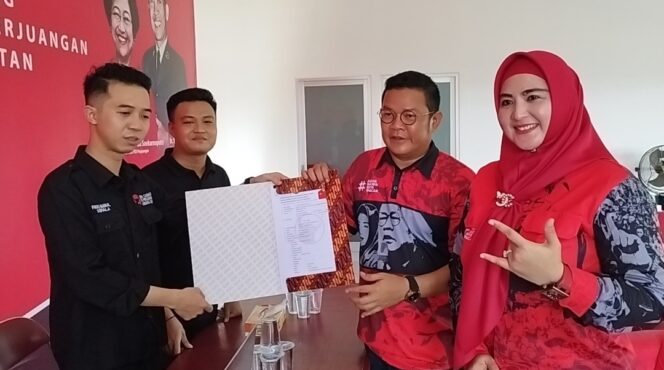 
 Riza Herdavid dan Debby Vita Dewi mengembalikan formulir pendaftaran Bacalon Bupati dan wakil Bupati untuk bertarung di Pilkada 2024. (Foto: Rusdi/babeltimes)