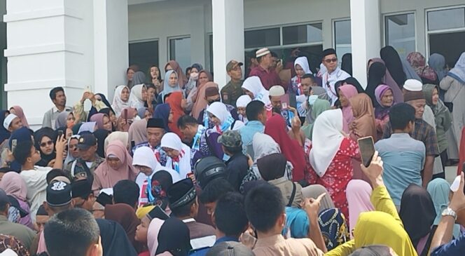 
 Pelepasan keberangkatan Jemaah calon haji Bangka Selatan di Masjid Agung Abdurrahman Pemkab Bangka Selatan menuju Asrama Haji Pangkalpinang, Kamis 17 Mei 2024. (Foto: Rusdi/babeltimes)