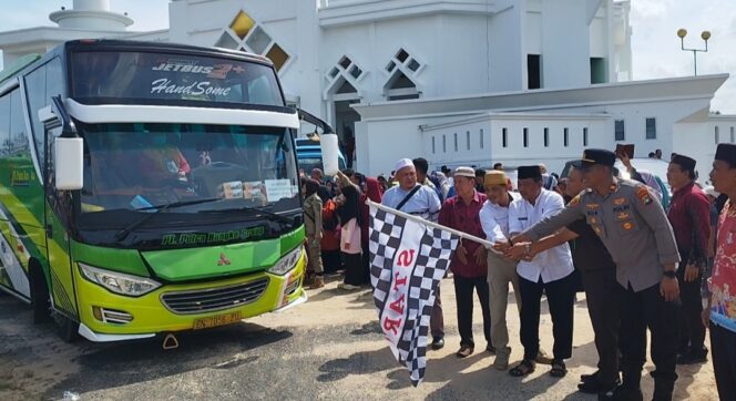 
 Pj Sekda Bangka Selatan, Haris Setiawan melakukan pelepasan keberangkatan jemaah calon haji Bangka Selatan menuju Asrama Haji Pangkalpinang, Kamis 16 Mei 2024. (Foto: Rusdi/babeltimes)