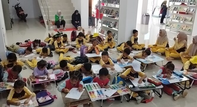 
 Puluhan Anak-anak TK Permata Bunda Keposang Kecamatan Toboali mengikuti lomba mewarnai yang digelar Dinas Perpustakaan dan Kearsipan Bangka Selatan, Jumat 17 Mei 2024. (Foto: Rusdi/babeltimes)