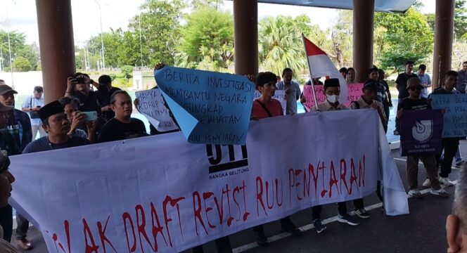 
 Ratusan Jurnalis dan Mahasiswa menggelar aksi damai Tolak Draf Revisi Undang-undang Penyiaran di Kantor DPRD Bangka Belitung. (Foto: Rusdi/babeltimes)