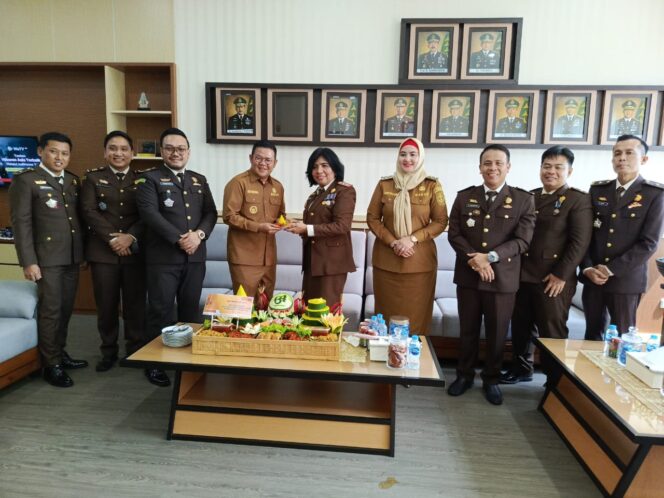 
 Bupati Bangka Selatan, Riza Herdavid dan Wakil Bupati Debby Vita Dewi memberikan ucapan selamat Hari Bhakti Adhyaksa ke 64 ke Kejari Bangka Selatan, Senin 22 Juli 2024. (Foto: Istimewa)