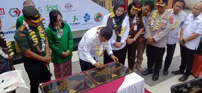 
 Bupati Bangka Selatan, Riza Herdavid didampingi Wakil Bupati Debby Vita Dewi melakukan penandatangan prasasti peresmian gedung baru RSUD Junjung Besaoh. (Foto: Erik/Babeltimes)