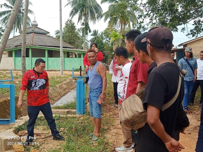 
 Bupati Riza Herdavid Cek Irigasi Sawah Desa Rias yang Sempat Kekeringan