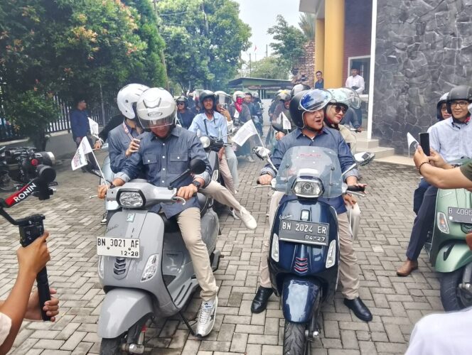 
 Daftar ke KPU, Erzaldi-Yuri Kendarai Motor Vespa