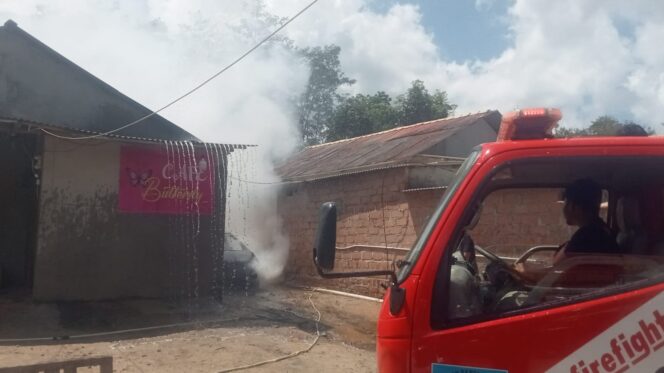 
 Petugas pemadam kebakaran Satpol PP Bangka Selatan berhasil memadamkan api yang membakar satu unit mobil di tempat hiburan malam Parit 9 Desa Gadung Kecamatan Toboali. (Foto: Damkar Bangka Selatan) 