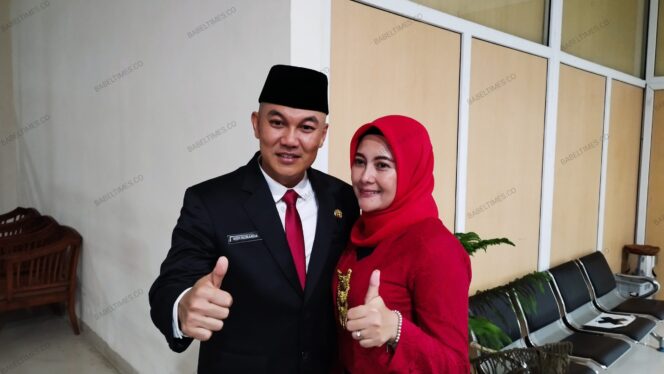 
 Penjabat Sekretaris Daerah Kabupaten Bangka Selatan Hefi Nuranda bersama istri. (Foto: babeltimes.co)