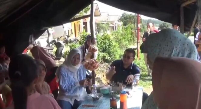 
 Kampanye Blusukan, Riza-Debby Serap Aspirasi Warga Sambil Ramaikan Warung Pedagang Kecil