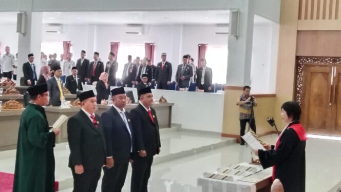 
 Tiga pimpinan DPRD Bangka Selatan Periode 2024-2029 Resmi Dilantik, Erwin Asmadi Kembali Jabat Ketua DPRD