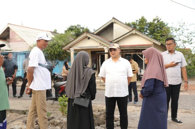 
 Erzaldi Berikan Bantuan kepada Korban Kebakaran di Kelurahan Simpang Perlang Bangka Tengah