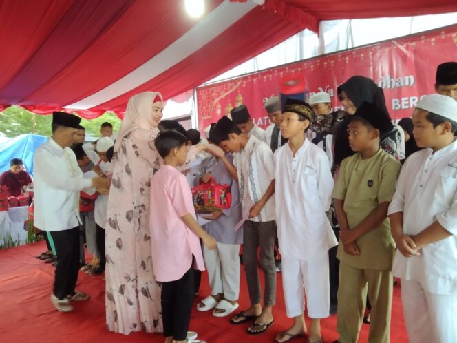 
 Wakil Bupati Bangka Selatan, Debby Vita Dewi memberikan santunan kepada anak yatim. (Foto: istimewa)