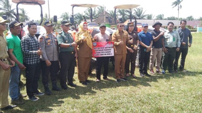 
 Pemkab Bangka Selatan Serahkan Sarpras Pertanian kepada Petani di Desa Rias