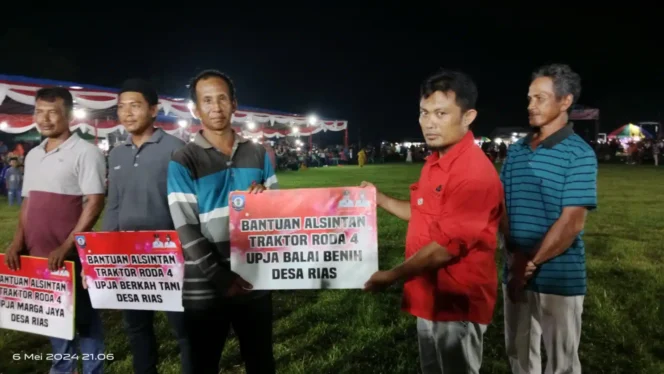 
 Pemkab Bangka Selatan Berikan Bantuan Alsintan Kepada Kelompok Tani Desa Rias