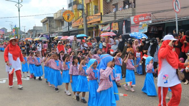 
 230 Peserta Ikuti Pawai Baris Indah Tingkat PAUD dan SD