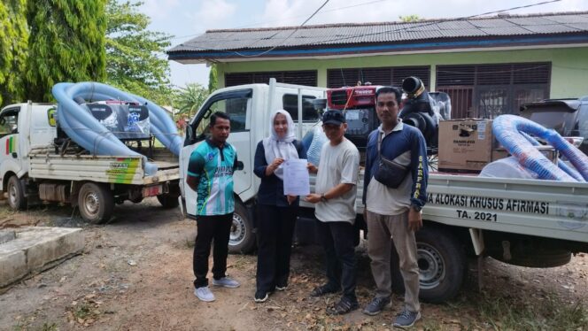 
 DPPP Bangka Selatan Salurkan Bantuan Alat Mesin Pompa Air untuk Atasi Kekeringan