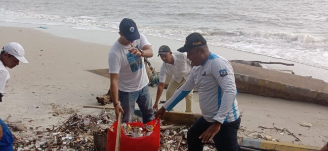 
 Dishub Bangka Selatan Bersihkan Sampah di Pantai Laut Nek Aji Toboali