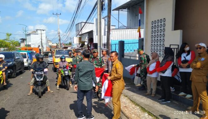 
 Kesbangpol Bangka Selatan Bagikan 1000 Bendera kepada Pengguna Jalan