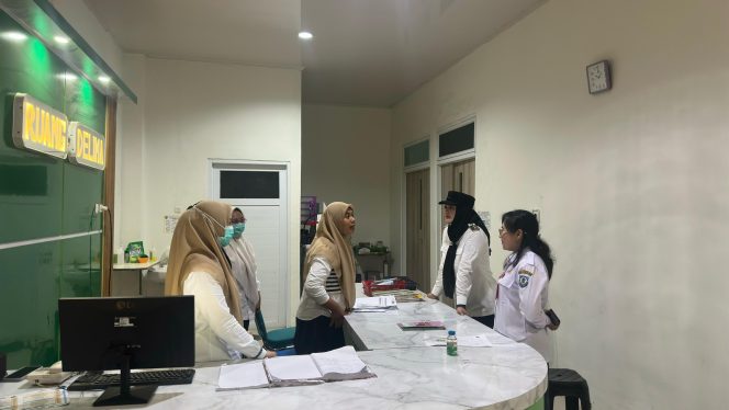 
 Wakil Bupati Bangka Selatan Debby Vita Dewi melakukan inspeksi mendadak (Sidak) ke beberapa OPD guna memastikan pelayanan publik tetap berjalan maksimal pasca libur lebaran, Rabu 9 April 2025. (Foto: Ho_Diskominfo)
