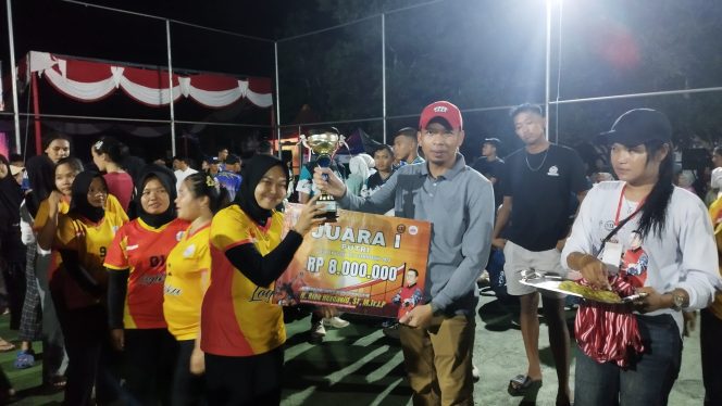 
 Plt Kasat Pol PP Bangka Selatan Ansyori menyerahkan piala kepada tim puteri Barqy Baariq Desa Airgegas yang berhasil juara turnamen voli IJTI Open Volley Ball Championship 2025 di Desa Jeriji, Minggu 20 April 2025. (Foto: Arul/Babeltimes)