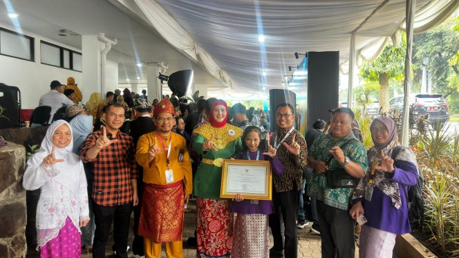 
 Wakil Bupati Bangka Selatan Debby Vita Dewi bersama siswa SD Negeri 5 Tukak Sadai berfoto bersama usai menerima penghargaan nasional Revitalisasi Bahasa Daerah tahun 2025. (Foto: babeltimes.co/Ho-Diskominfo)