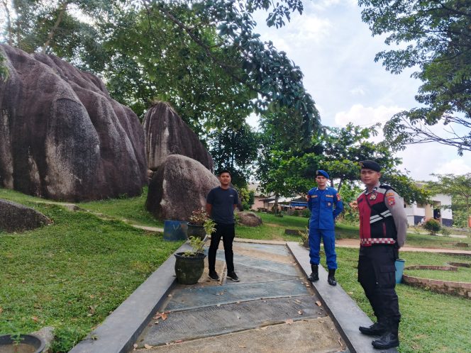 
 Personel Polres Bangka Selatan dan Polsek Jajaran melakukan pengamanan di sejumlah objek wisata di Bangka Selatan guna memberikan rasa aman dan nyaman kepada wisatawan yang menikmati libur lebaran Idul Adha, Minggu 8 Juni 2025. (Foto: babeltimes.co/Ho-Humas Polres)