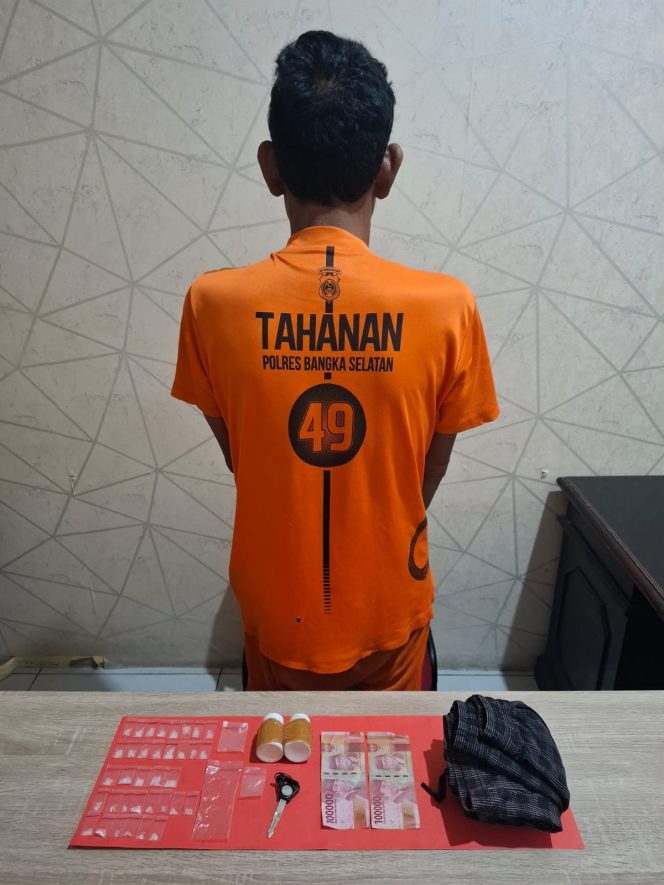 
 Tersangka JSN (56 tahun) berserta barang bukti narkotika jenis sabu diamankan Satres Narkoba Polres Bangka Selatan, Rabu 11 Juni 2025. (Foto: babeltimes.co/Ho-Humas Polres)