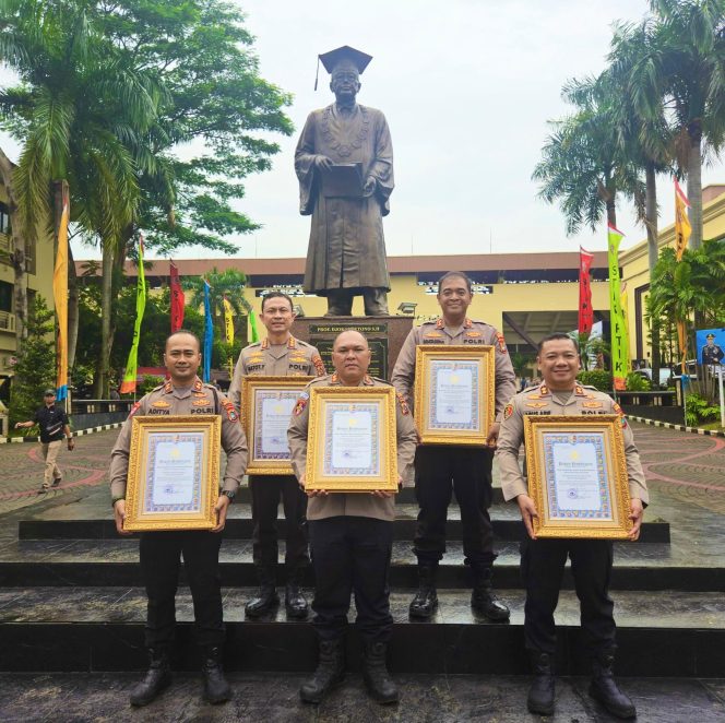 
 Kapolres Bangka Selatan AKBP Agus Arif Wijayanto (kanan bawah) bersama empat Kapolres lainnya menerima penghargaan dari Kapolri Jenderal Polisi Listyo Sigit Prabowo, Kamis 19 Juni 2025. (Foto: babeltimes.co/Ho-Humas Polres)