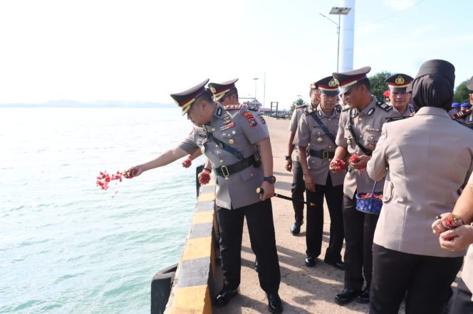 
 Kapolres Bangka Selatan AKBP Agus Arif Wijayanto menaburkan bunga pada upacara tabur bunga dalam rangka HUT Bhayangkara ke-79 tahun 2025 di Dermaga Sandar PPI Pos Sadai, Senin 23 Juni 2025. (Foto: babeltimes.co/Ho-Humas Polres)