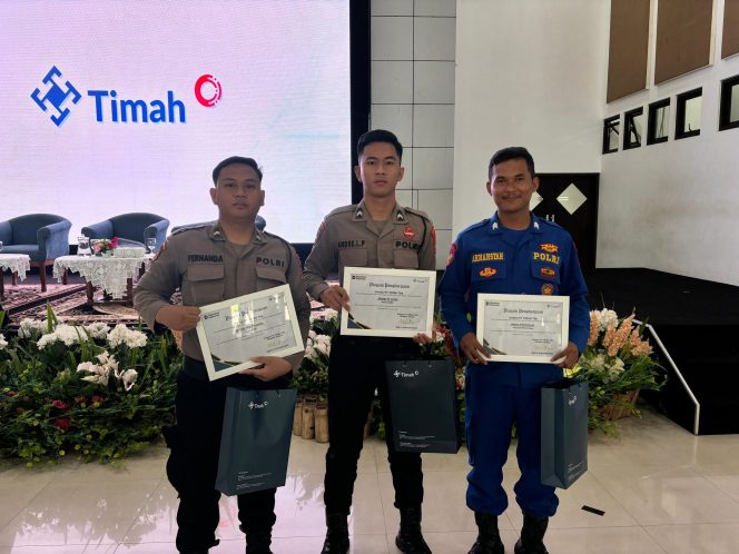 
 Personel Polres Bangka Selatan menerima penghargaan dari PT Timah Tbk, Jumat 4 Juli 2025. (Foto: babeltimes.co/Ho-Humas Polres)