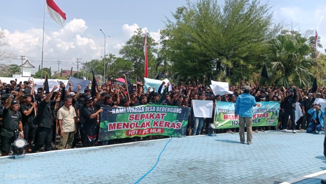 
 Ribuan masyarakat Bangka Selatan menggelar aksi damai di DPRD Bangka Belitung terkait dengan penolakan HTI PT Hutan Lestari Raya, Jumat 8 Agustus 2025. (Foto: Babeltimes.co/Arul)